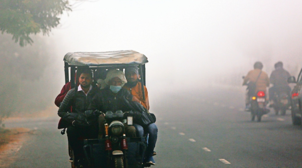 स्मॉग सिर्फ ठंड में क्यों बनता है? AQI गिरने के 5 मौसमीय कारण